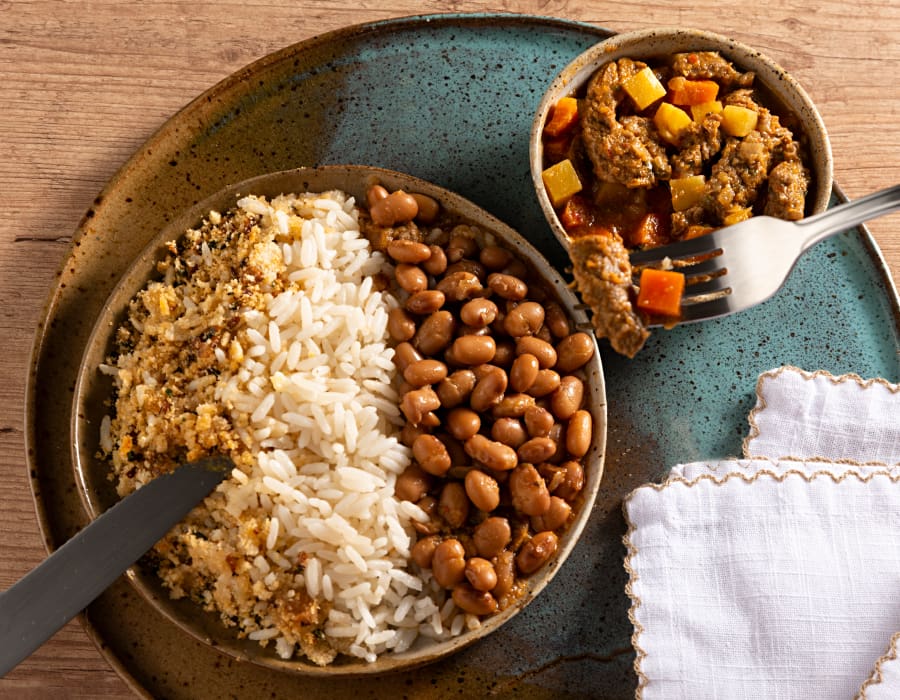 Picadinho de Alcatra Acebolada com Arroz, Feijão e Farofa de Couve 400g