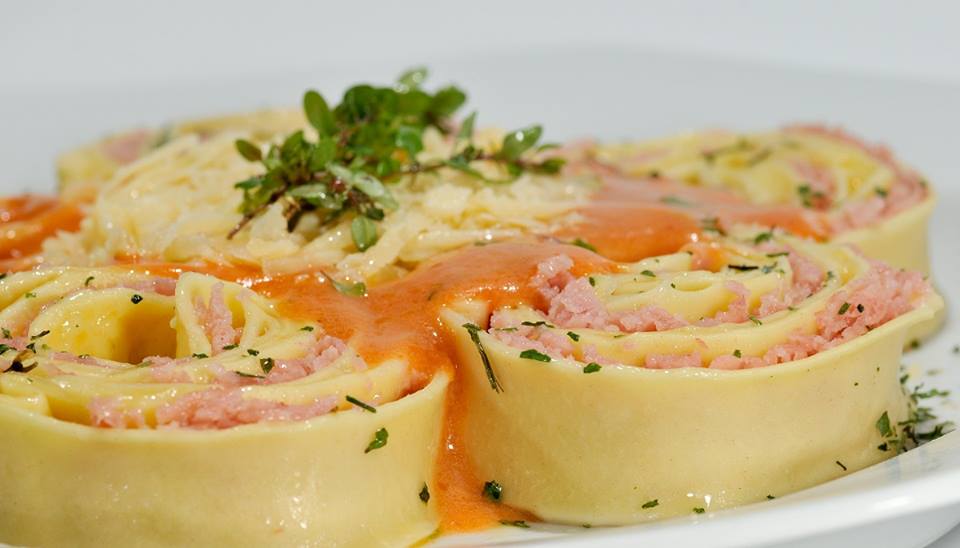 Rondeli de Queijo Prato com Brócolis com Molho Rose (Molho branco com Molho ao Sugo) 380g
