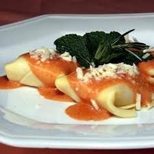 Panzerotti Tomate Seco, Queijo Minas e Óregano com Molho Branco e Tomate Confit 380g