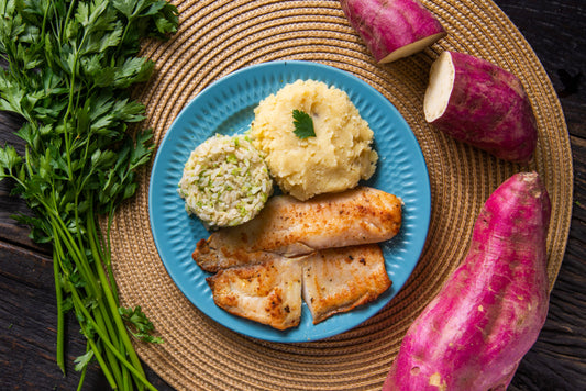 Filé de Tilápia ao Molho de Ervas e Alcaparra com Arroz de Brócolis e  Purê de Batata 380g