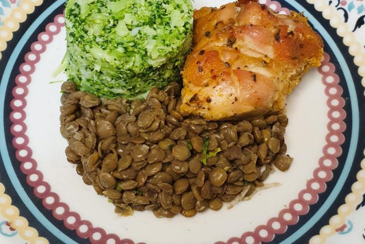 Filé de Sobrecoxa Grelhada com Arroz e Salada de Lentilha 380g
